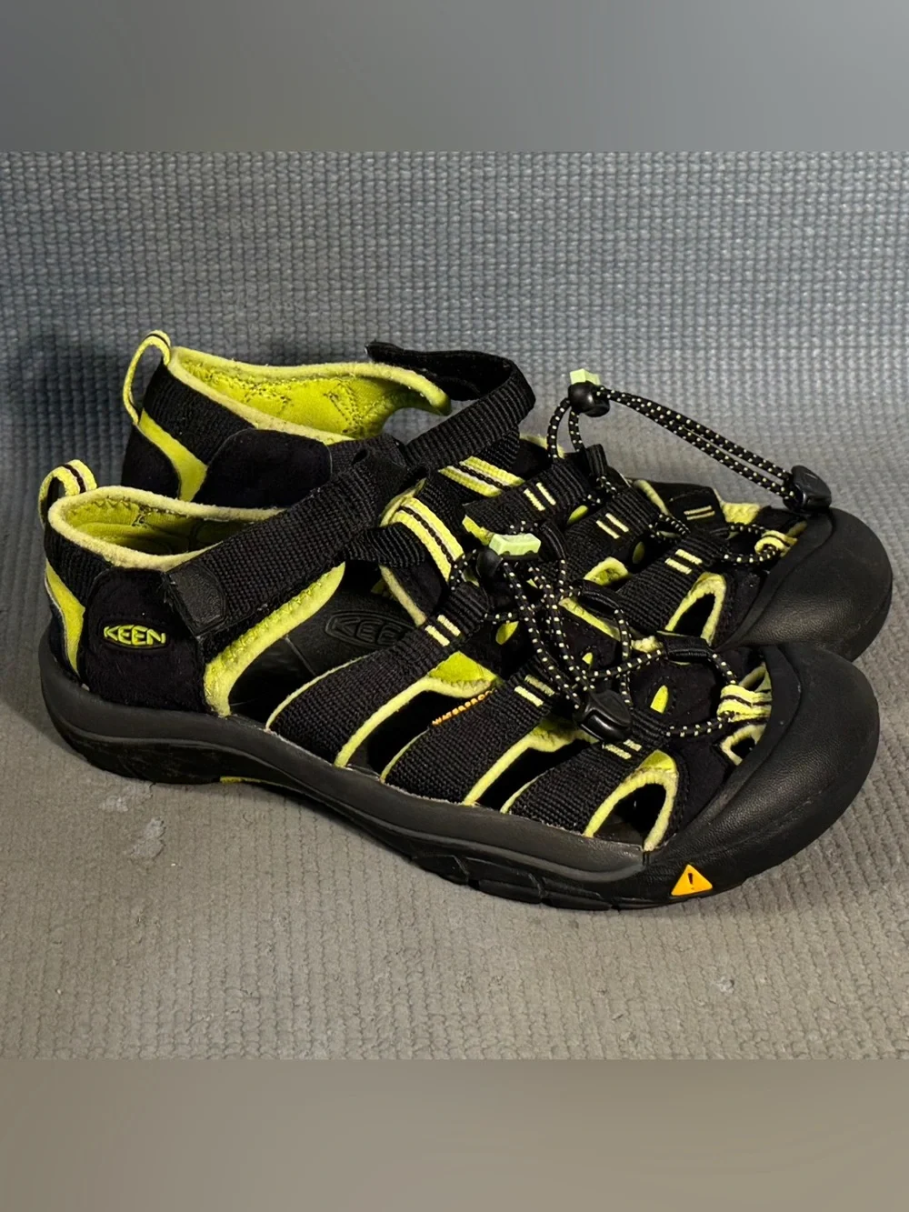 KEEN Newport H2 Sandals Black/Green Big Kid Size 5Y